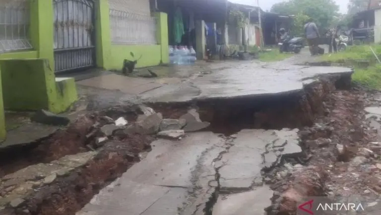 Hujan Deras Sebabkan Longsor di Cikarang, Empat Rumah Warga Rusak Parah