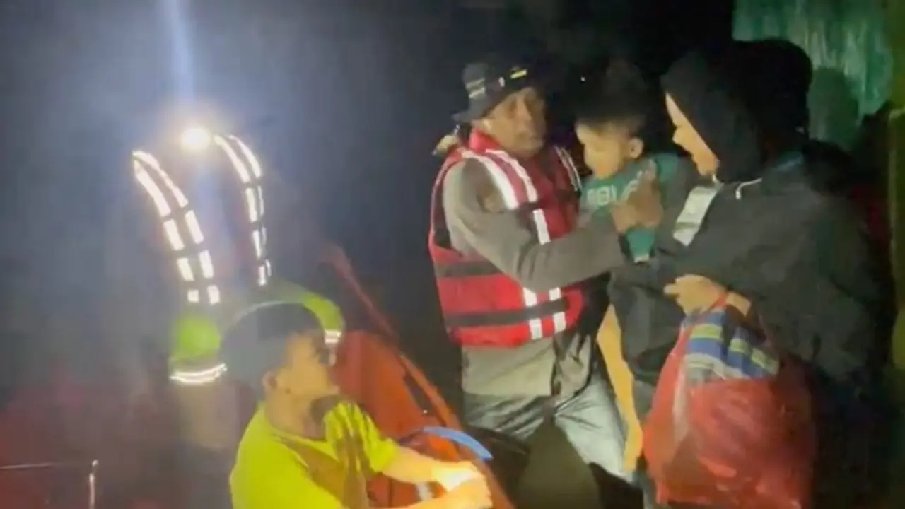 Polda Metro Jaya Kerahkan Ribuan Personel Evakuasi Warga Terdampak Banjir Jakarta dan Bekasi Polda Metro Jaya Kerahkan Ribuan Personel Evakuasi Warga Terdampak Banjir Jakarta dan Bekasi