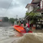 Banjir Pela Mampang Jakarta Selatan: Air 1 Meter, Polisi Bantu Evakuasi Warga