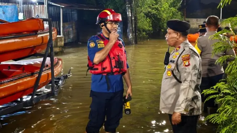 Banjir 1,2 Meter Landa 32 Titik di Kota Tangerang Akibat Hujan Deras Banjir 1,2 Meter Landa 32 Titik di Kota Tangerang Akibat Hujan Deras