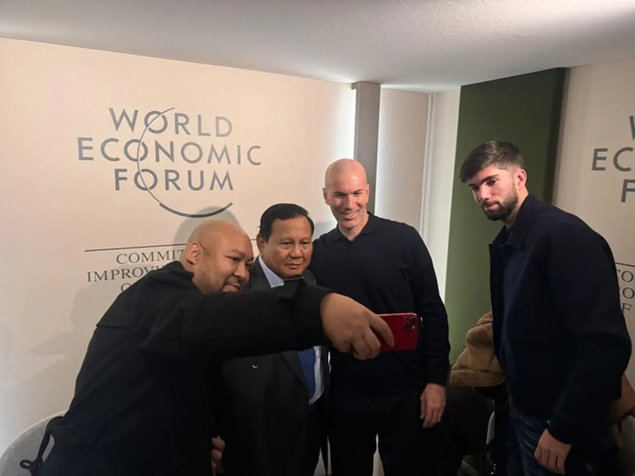 Prabowo Bertemu Zidane di Davos, Netizen Jagokan Sang Legenda Latih Timnas Indonesia