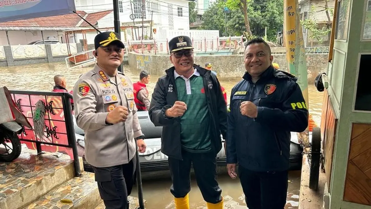 Banjir Pela Mampang: Polres Jaksel Siagakan Perahu Karet Bantu Mobilitas Warga Banjir Pela Mampang: Polres Jaksel Siagakan Perahu Karet Bantu Mobilitas Warga