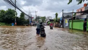Banjir Setinggi 40 Cm di Puri Kembangan, Pengendara Nekat Terobos hingga Motor Mogok