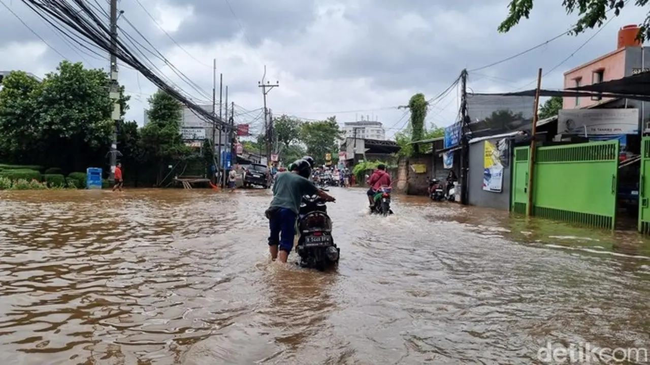 Banjir Setinggi 40 Cm di Puri Kembangan, Pengendara Nekat Terobos hingga Motor Mogok