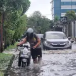 Banjir 30-50 Cm di Kebon Jeruk, Jakarta Barat, Lumpuhkan Sejumlah Motor Warga