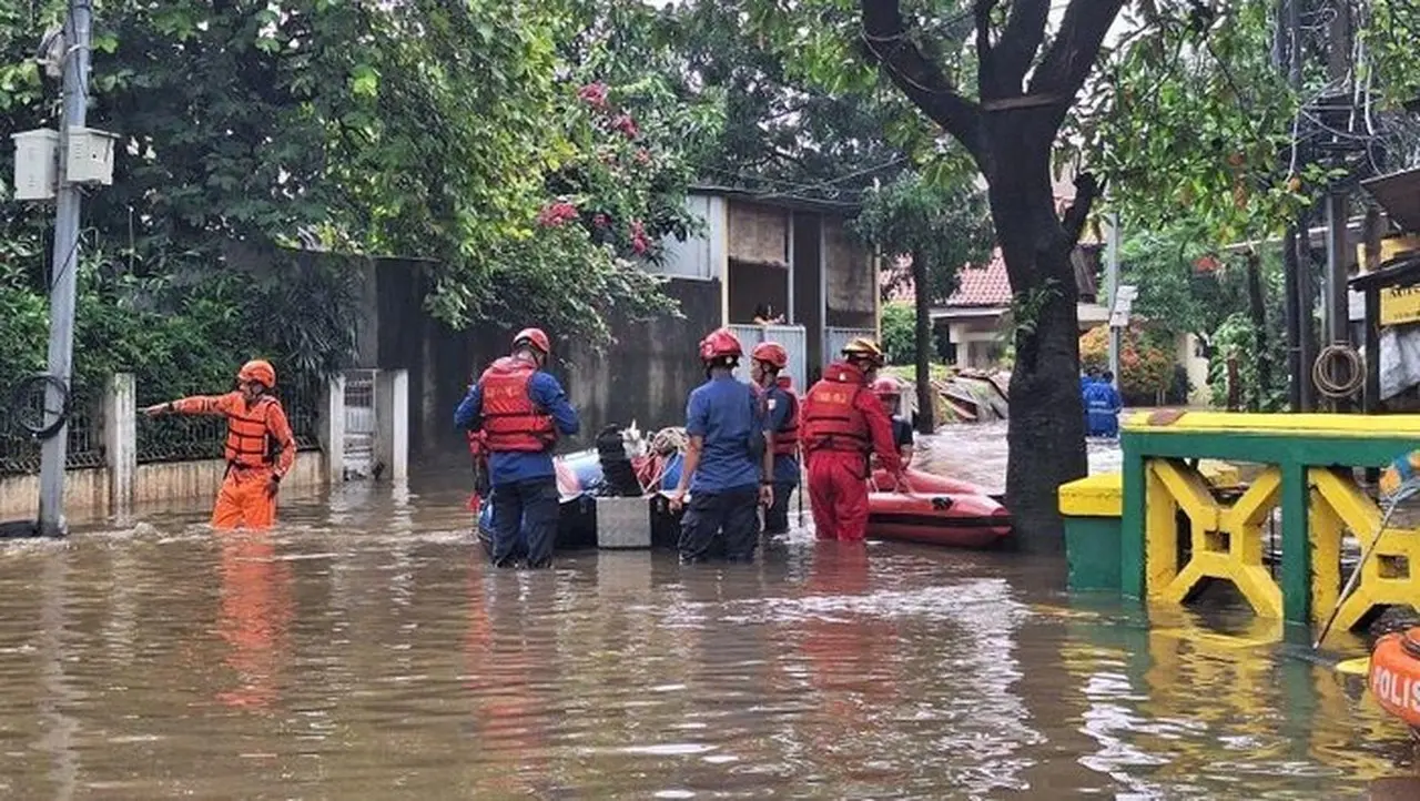 Banjir 80 Cm Rendam 32 KK di Pondok Karya Mampang, Jaksel