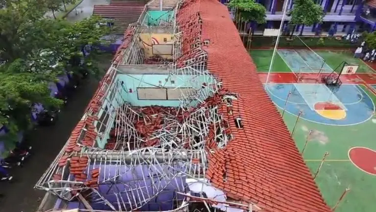 Atap Tiga Ruang Kelas SMAN 2 Gunungputri Bogor Ambruk Akibat Hujan Deras Atap Tiga Ruang Kelas SMAN 2 Gunungputri Bogor Ambruk Akibat Hujan Deras