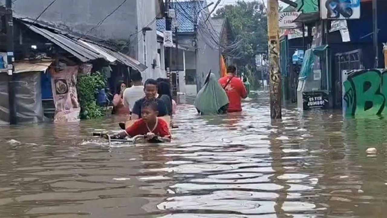Banjir Duri Kosambi Meluap Hampir 1 Meter, Warga Cengkareng Terpaksa Mengungsi ke Lantai Dua