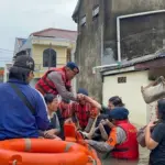 Banjir 1 Meter Rendam Pondok Kacang Tangsel, Brimob Sigap Evakuasi Warga