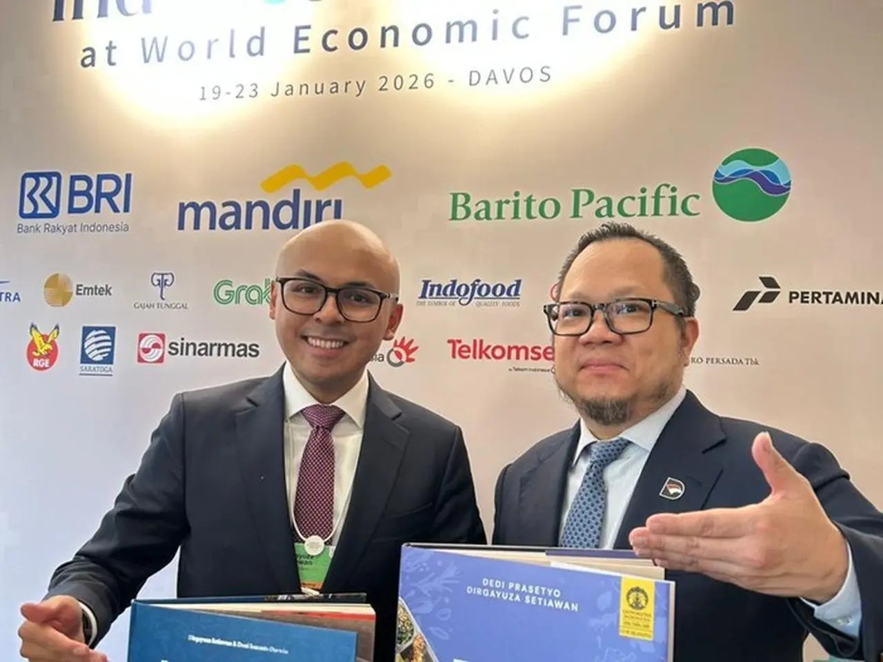 Buku ‘Rasa Bhayangkara Nusantara’ Wakapolri dan Stafsus Presiden Dipamerkan di WEF Swiss Buku ‘Rasa Bhayangkara Nusantara’ Wakapolri dan Stafsus Presiden Dipamerkan di WEF Swiss