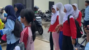 Viral SMPN Depok Rp 28 M Renovasi, Siswa Tetap Bawa Meja Belajar dari Rumah