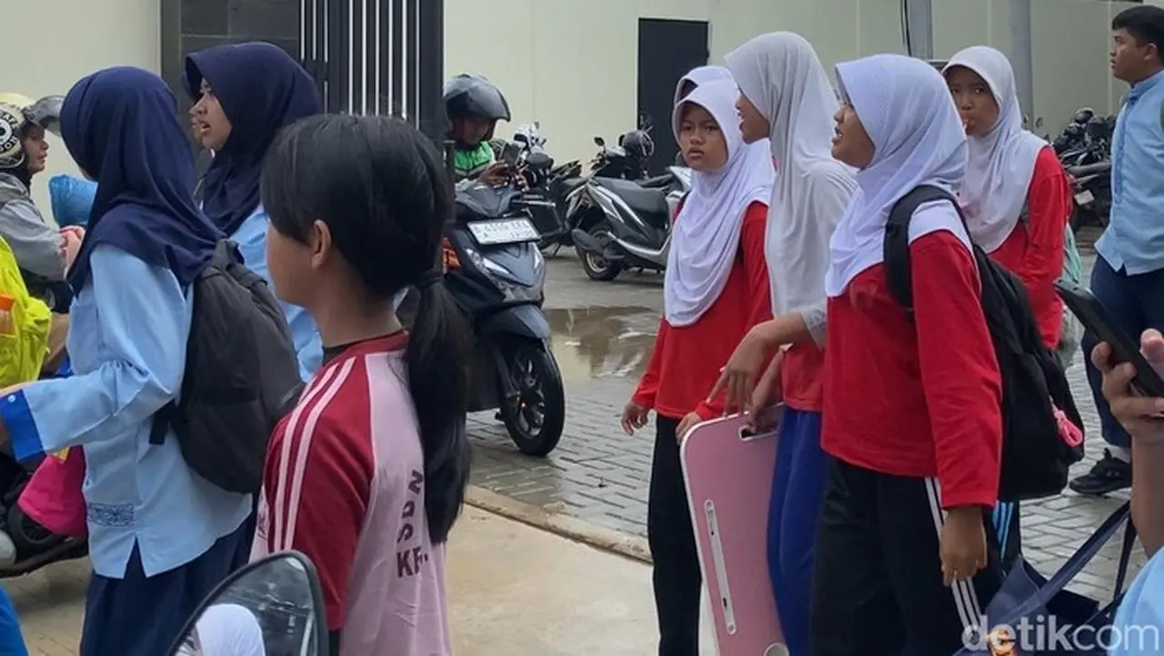 Viral SMPN Depok Rp 28 M Renovasi, Siswa Tetap Bawa Meja Belajar dari Rumah