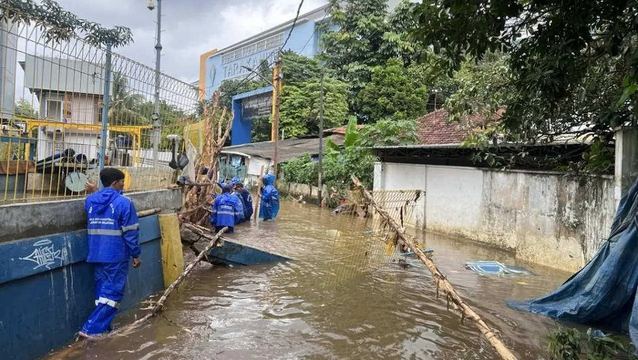 Tanggul Kali Krukut Jebol, Banjir 60 Cm Rendam Petogogan Jakarta Selatan