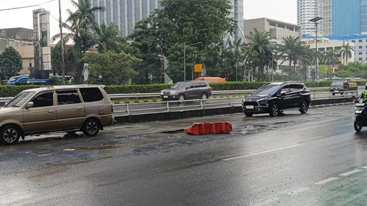 Jalan Gatot Subroto Arah Kuningan Berlubang, Pengendara Keluhkan Bahaya