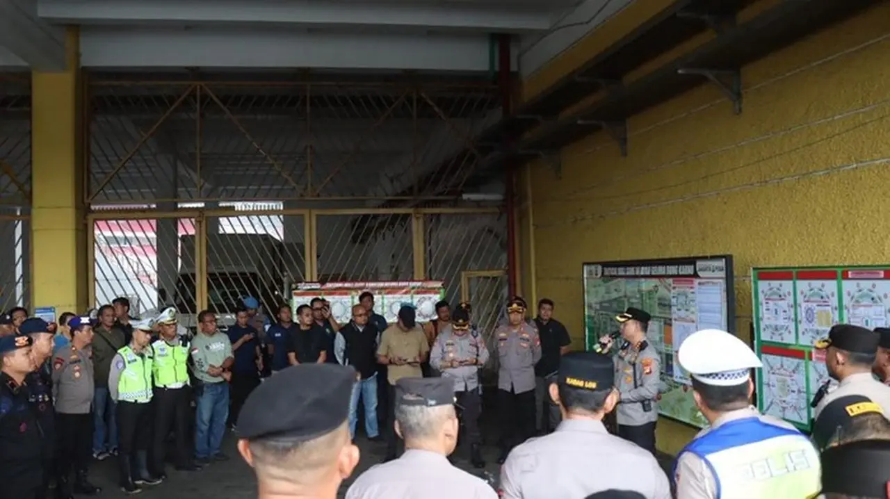 1.300 Personel Gabungan Amankan Laga Persija vs Madura United di Stadion GBK 1.300 Personel Gabungan Amankan Laga Persija vs Madura United di Stadion GBK