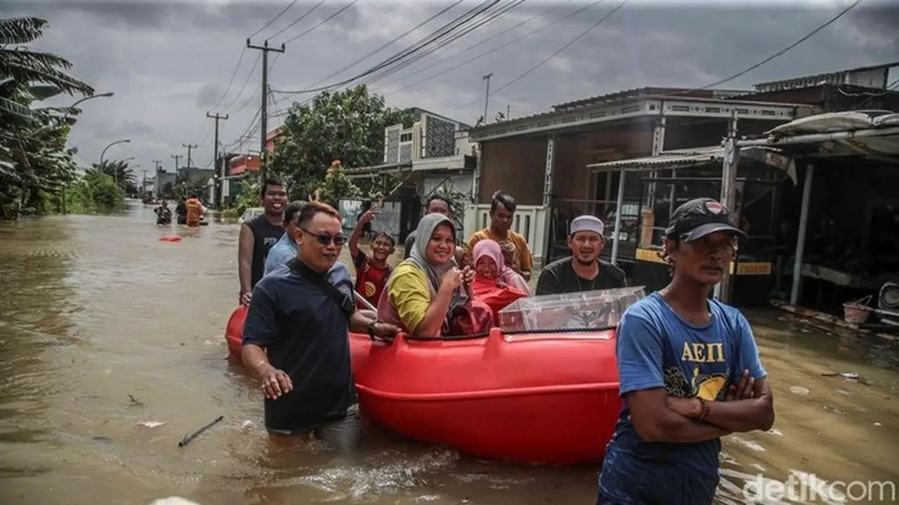 Ribuan Warga Sukamekar Bekasi Mengungsi Akibat Banjir Bandang, Butuh Perlengkapan Bayi dan Makanan