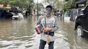 Cerita Kurir Bekasi Terjang Banjir: Demi Paket, Rela Jalan Kaki di Tengah Ketinggian Air