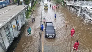 Jalan Daan Mogot Cengkareng Terendam Banjir 50 Cm, Pengendara Motor Nekat Lewati Jalur Transjakarta