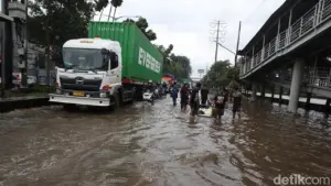 Banjir Jakarta: 121 RT dan 16 Ruas Jalan Masih Terendam Akibat Hujan Deras