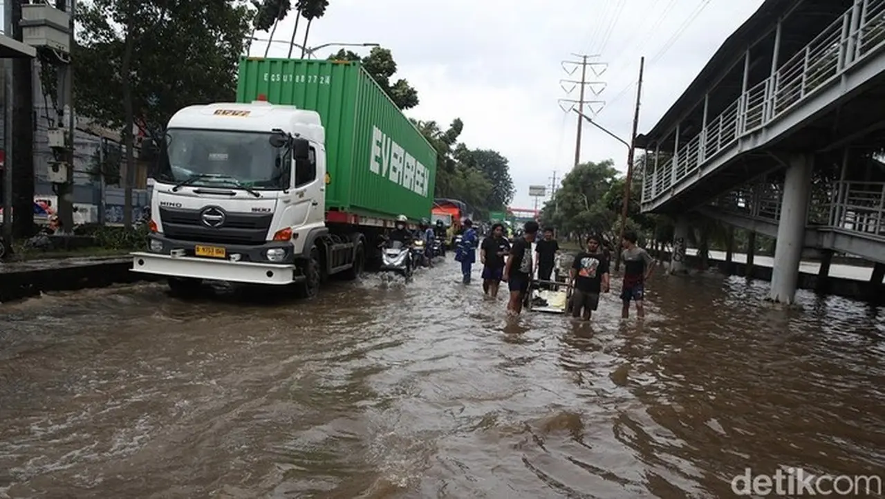 Banjir Jakarta: 121 RT dan 16 Ruas Jalan Masih Terendam Akibat Hujan Deras