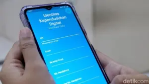 Mulai 2026, Scan QR Code Dokumen Kependudukan Wajib Pakai Aplikasi IKD