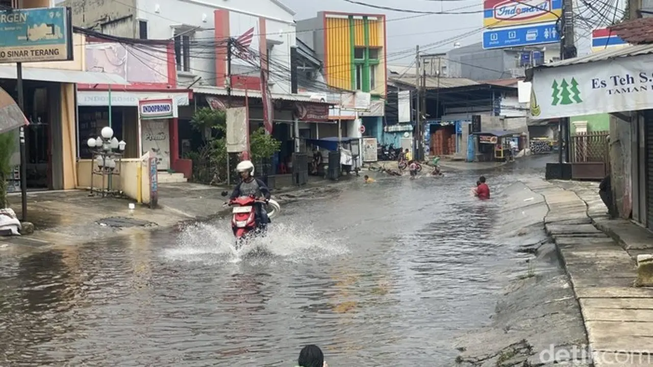 Jalan Raya Duta Pelni Depok Tergenang, Pengendara Terpaksa Putar Balik