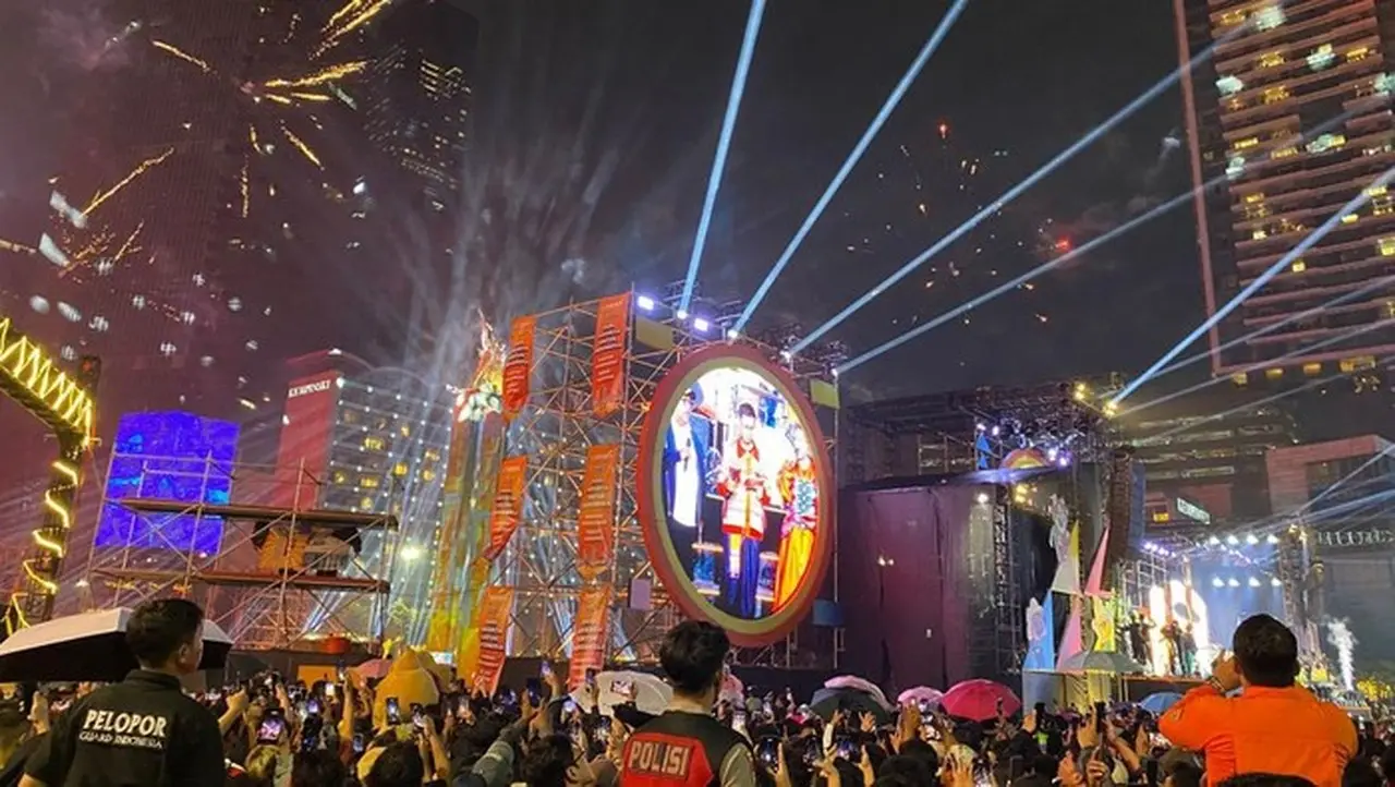 Warga Bundaran HI Sambut Meriah Tahun Baru 2026 dengan Kembang Api dan Drone