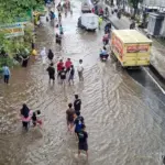 Banjir Daan Mogot Jadi ‘Wahana Dadakan’, Warga dan Anak-anak Asyik Bermain Air