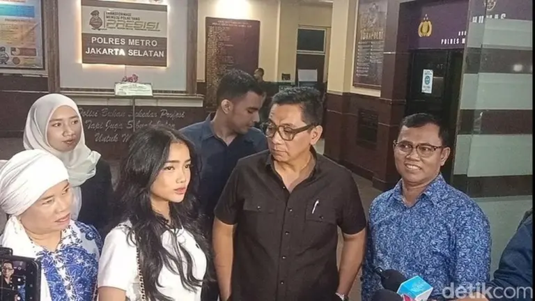 Fuji Ungkap Trauma Mendalam Akibat Penggelapan Dana Rp 1 Miliar oleh Mantan Staf Admin Fuji Ungkap Trauma Mendalam Akibat Penggelapan Dana Rp 1 Miliar oleh Mantan Staf Admin