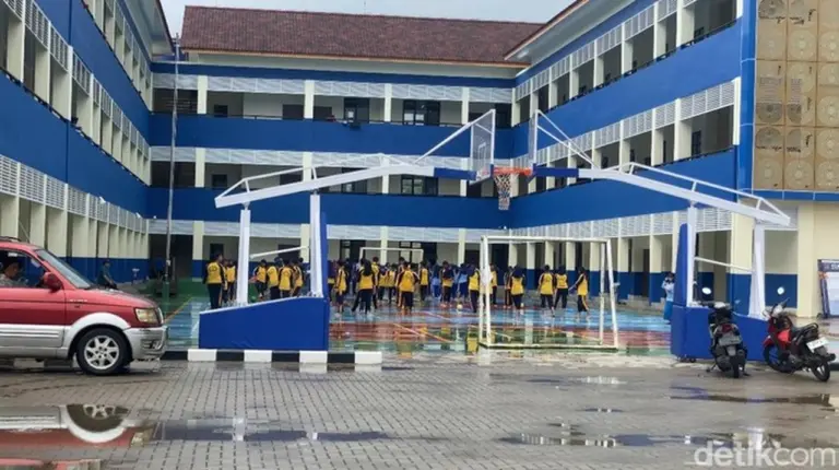 SMPN 3 Depok Heboh: Renovasi Rp 28 Miliar, 17 Kelas Tak Punya Meja dan Kursi