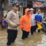 Tanggul Kali Angke Jebol, Air Terobos Rumah Warga Banjiri Perumahan di Tangerang