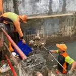 Banjir Petogogan Jakarta Selatan Mulai Surut, Petugas Fokus Bersihkan Sungai dari Sampah