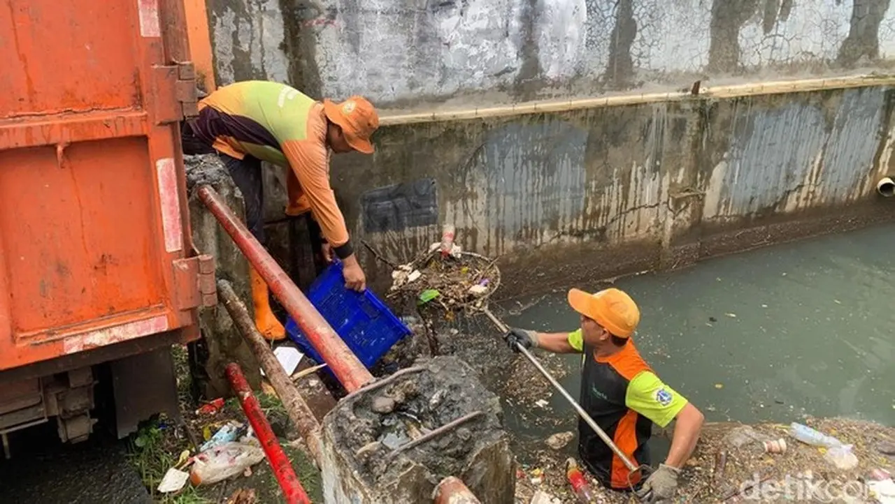 Banjir Petogogan Jakarta Selatan Mulai Surut, Petugas Fokus Bersihkan Sungai dari Sampah