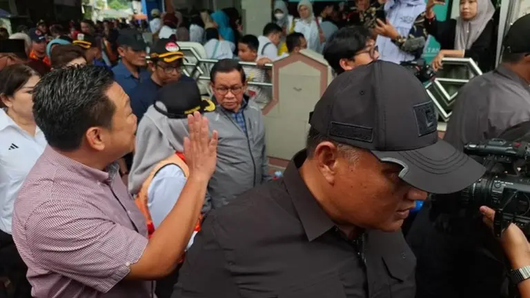 Gubernur DKI Jakarta Tinjau Korban Banjir Rawa Buaya, Warga Desak Penambahan Pompa Air