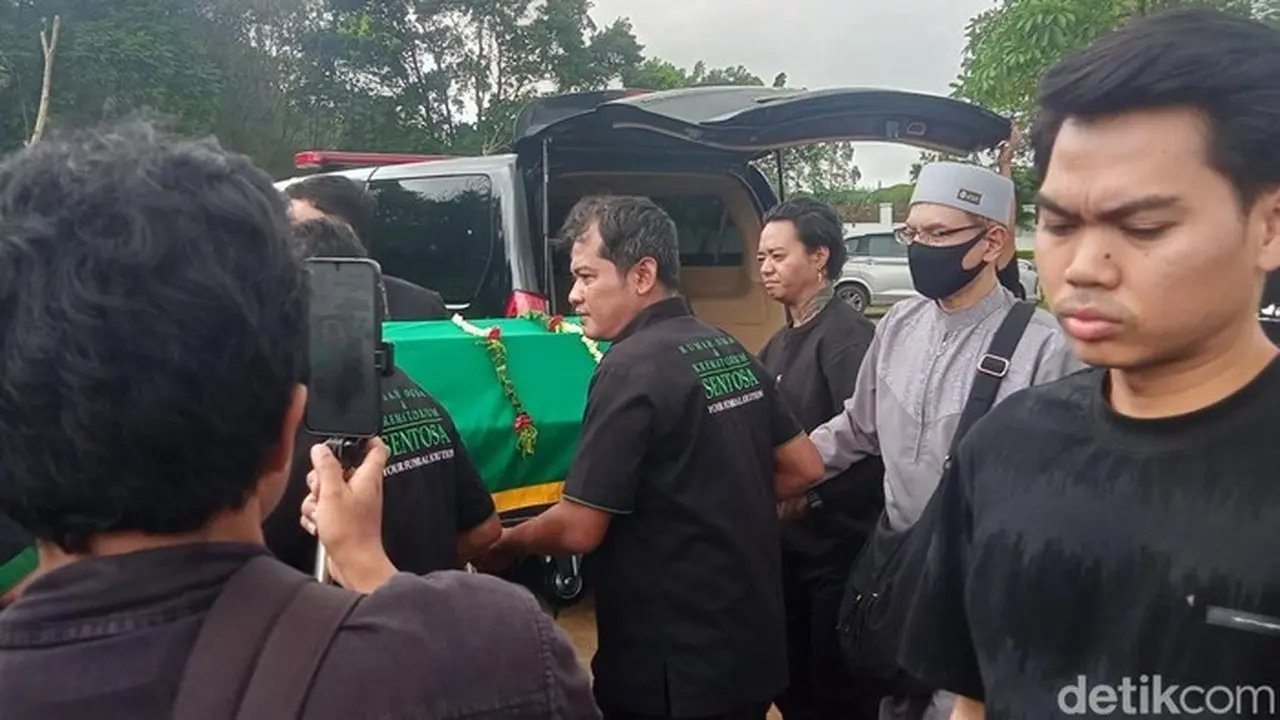 Ayah Lula Lahfah Minta Maaf dan Selesaikan Utang Piutang di Pemakaman Sang Putri Ayah Lula Lahfah Minta Maaf dan Selesaikan Utang Piutang di Pemakaman Sang Putri