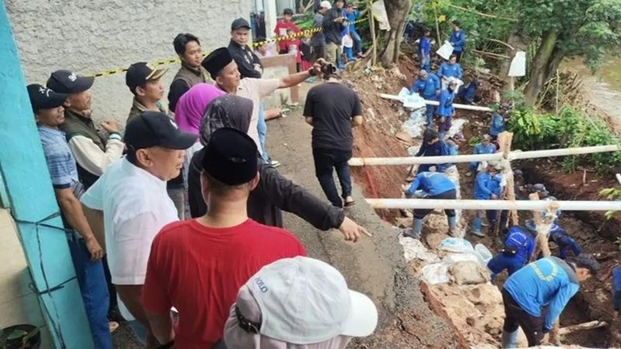 Tanah Longsor di Kembangan Jakarta Barat Akibat Erosi Kali Angke, Pemkot Bangun Bronjong