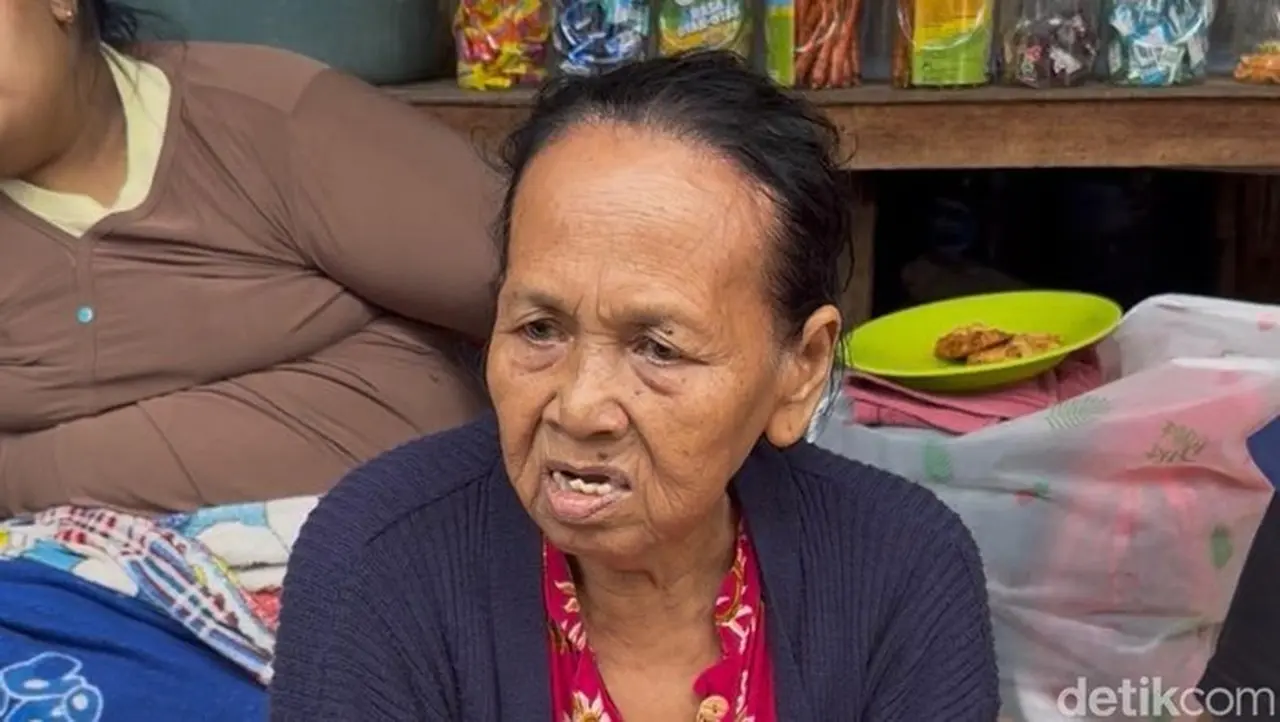 Banjir Pejaten Timur: Lansia Ani Mengungsi, Air Kali Ciliwung Capai 210 cm