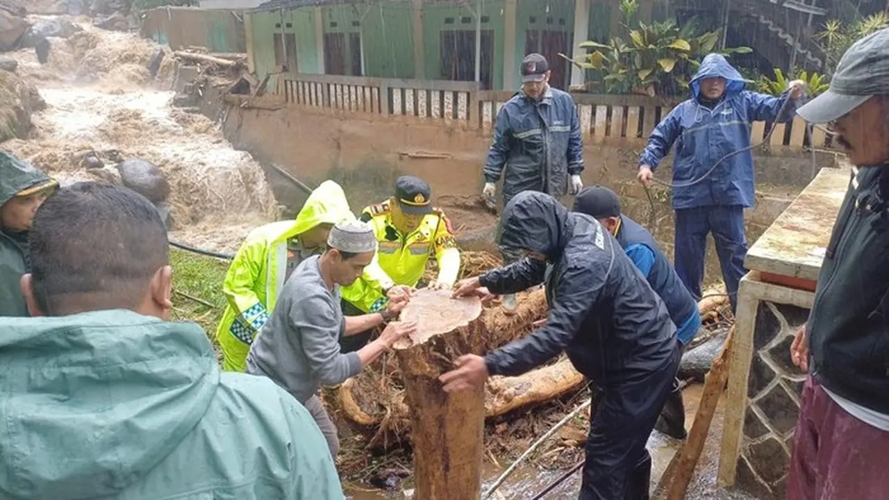 Jembatan Penghubung Antarkampung di Puncak Bogor Putus Akibat Hujan Deras Jembatan Penghubung Antarkampung di Puncak Bogor Putus Akibat Hujan Deras