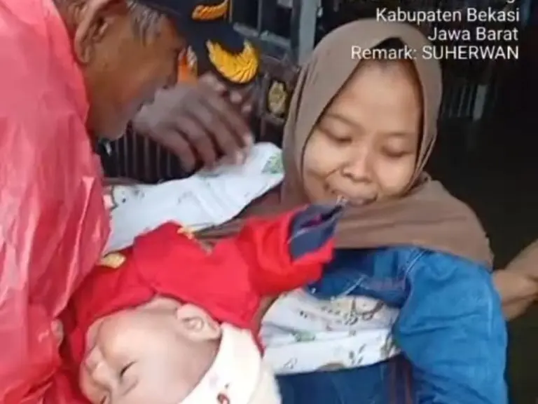 Banjir 1,5 Meter di Sukamekar Bekasi, Balita Dievakuasi dari Perumahan Subsidi Banjir 1,5 Meter di Sukamekar Bekasi, Balita Dievakuasi dari Perumahan Subsidi