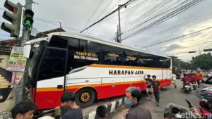 Bus Ugal-ugalan di Kediri Tabrak Pembatas Jalan, 11 Orang Luka Termasuk Anak-anak