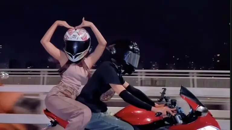 Fuji Klarifikasi Isu Pacar Baru: Pria yang Memboncengnya Ternyata Tukang Ojek Bayaran