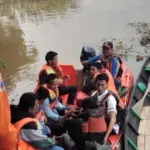 Jembatan Ambruk di Ogan Ilir, Pelajar Terpaksa Gunakan Perahu untuk ke Sekolah