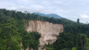 Longsor 120 Meter di Ngarai Sianok Agam Akibat Hujan Deras, Warga Krisis Air Bersih