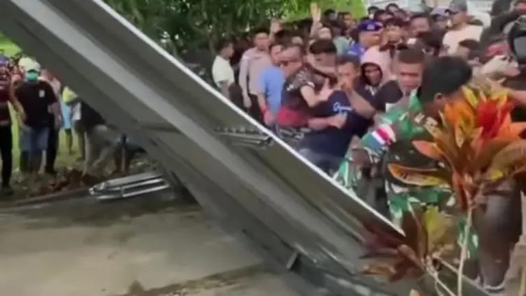 Guru SMK Dikeroyok Oknum TNI AL di Talaud, Warga Geruduk Mako Lanal Berujung Ricuh