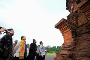 Menbud Fadli Zon Tinjau Candi Jabung, Dorong Pelestarian Budaya Berkelanjutan di Probolinggo