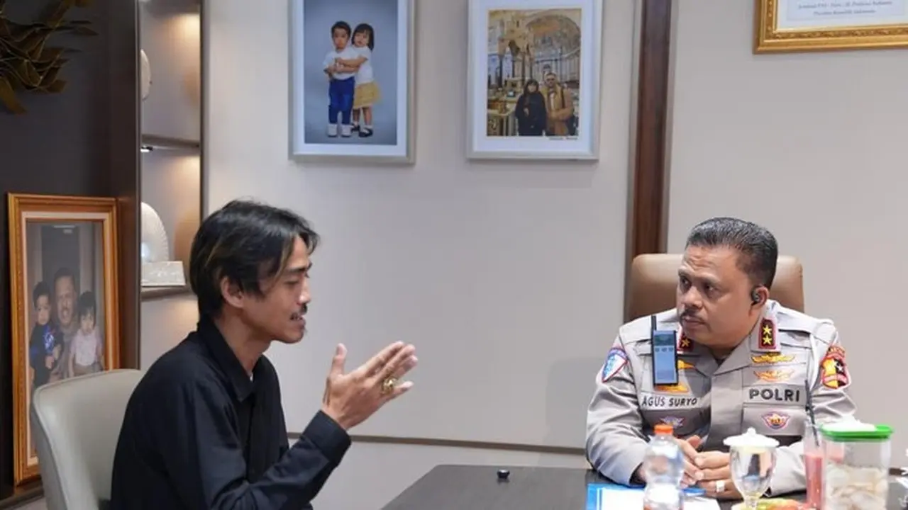 Sopir Truk Pemberani Raih Penghargaan Kakorlantas Polri atas Aksi Heroik di Tol Japek Sopir Truk Pemberani Raih Penghargaan Kakorlantas Polri atas Aksi Heroik di Tol Japek