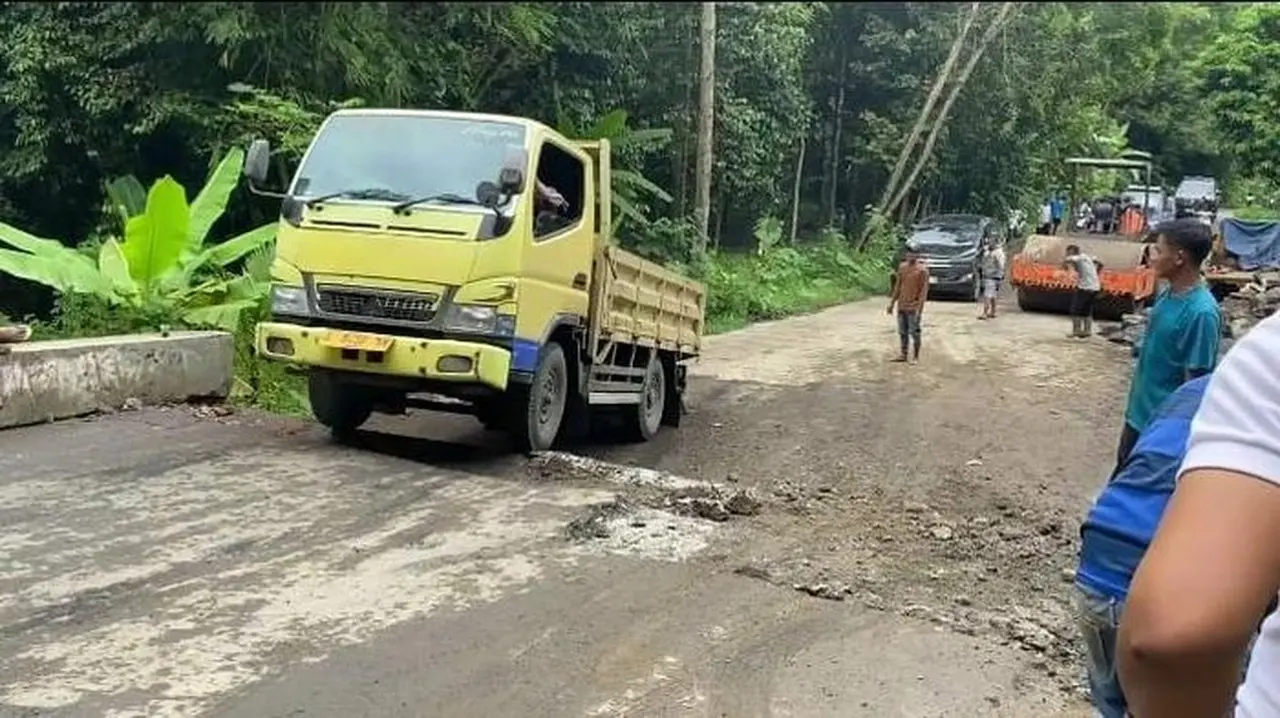 Jalan Raya Lebak Amblas 5 Meter Akibat Pergerakan Tanah, Pengendara Keluhkan Akses Sulit Jalan Raya Lebak Amblas 5 Meter Akibat Pergerakan Tanah, Pengendara Keluhkan Akses Sulit
