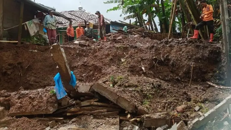 107 Bencana Melanda Bogor dalam Dua Hari, 842 Jiwa Terdampak dan Ratusan Bangunan Rusak 107 Bencana Melanda Bogor dalam Dua Hari, 842 Jiwa Terdampak dan Ratusan Bangunan Rusak