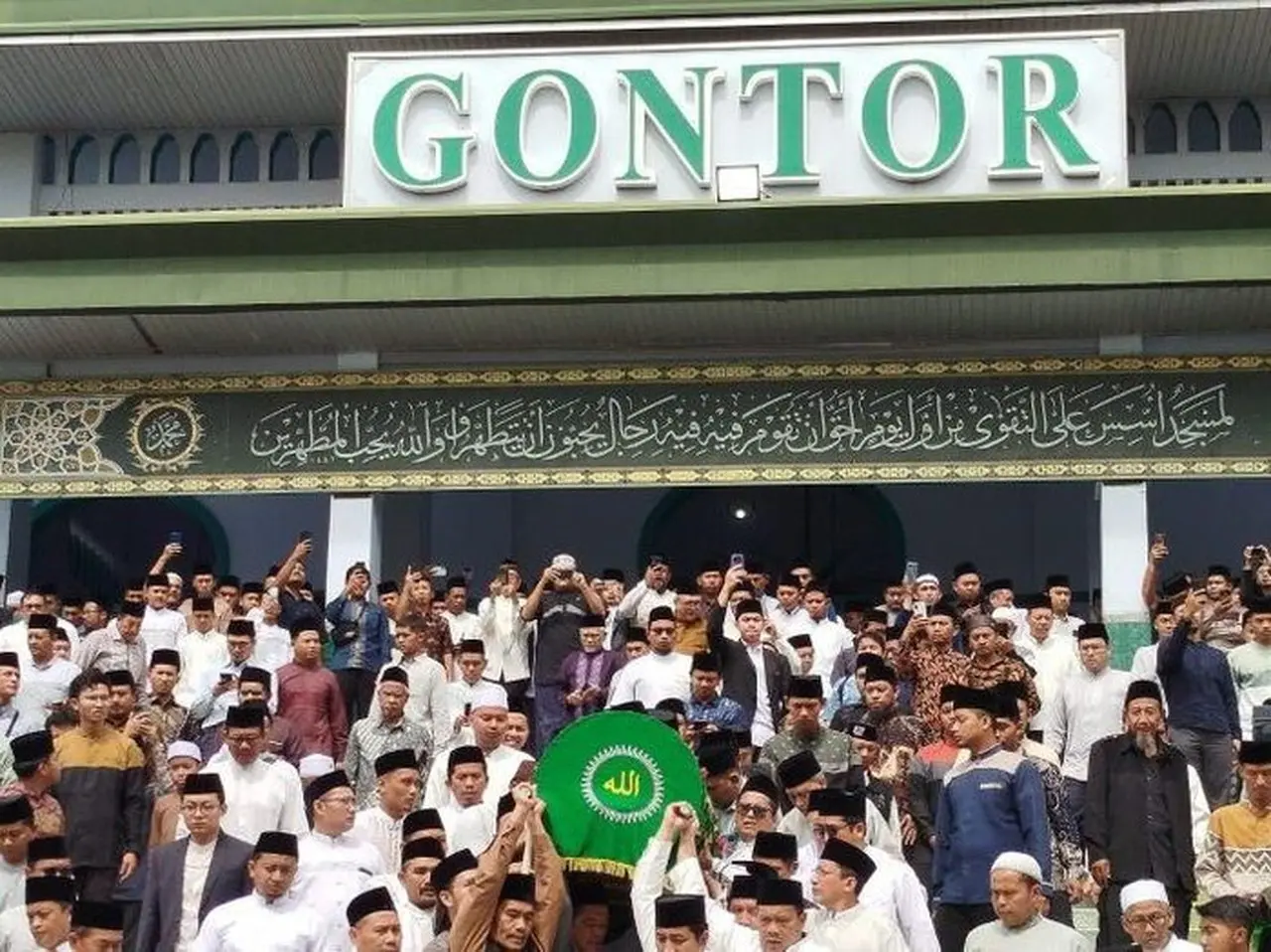 Ribuan Pelayat Iringi Pemakaman KH Amal Fathullah Zarkasyi, Pimpinan Ponpes Gontor Ribuan Pelayat Iringi Pemakaman KH Amal Fathullah Zarkasyi, Pimpinan Ponpes Gontor