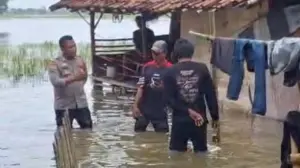 Banjir 1 Meter Rendam Ratusan Rumah di Serang, Warga Mengungsi ke Tenda Darurat